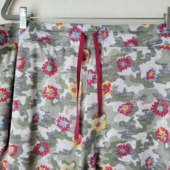 Secret Treasures Plus size Camo Floral Lounge Shorts - Picture 2 of 8